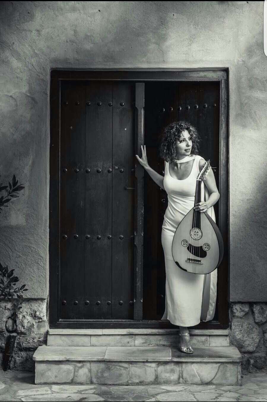 Portrait of Nina with her oud